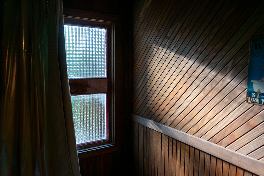 Ile kosztuje parapet drewniany na wymiar? Ceny i czynniki wpływające na koszt